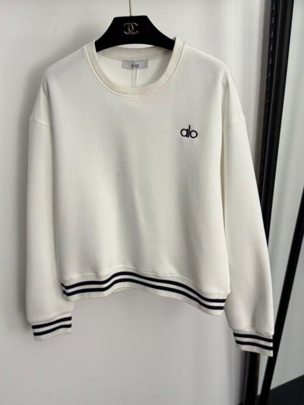 Alo Yoga White Crew Neck Sweatshirt, Size M.